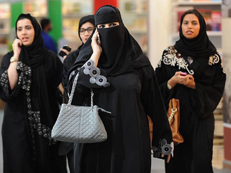 اضغط لمشاهدة الفيديو: المطلق يضع حدًا في شكل عباءة المرأة ويوجه رسالة خاصة للآباء